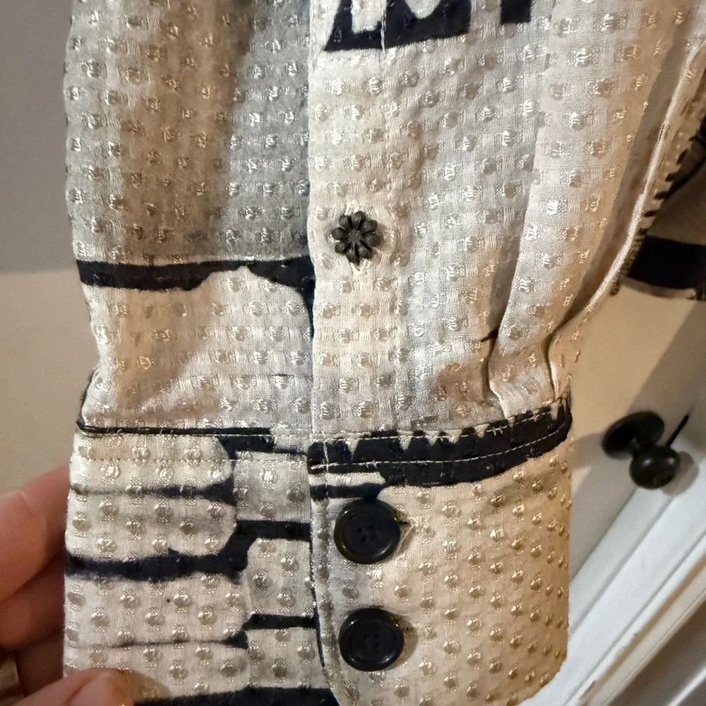 Robert Graham Abstract Black and White Shirt with Vibrant Lion Design - Picture 11 of 12